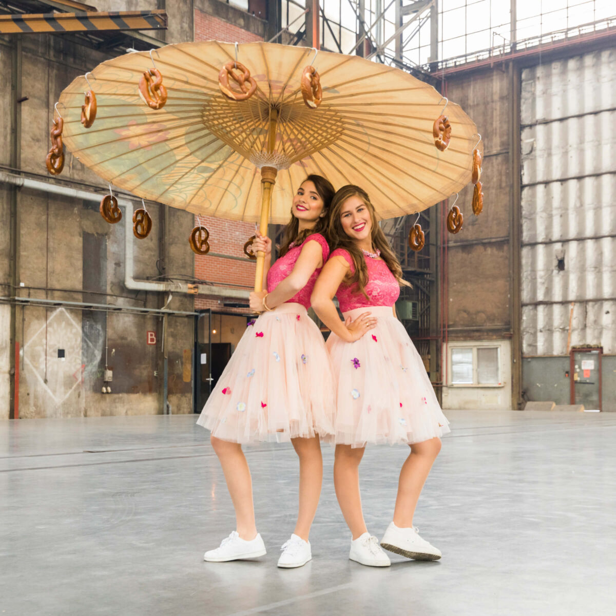MPS food & Design - twee dames onder een parasol met pretzels