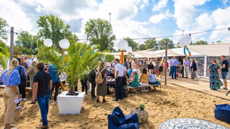 Up-Events-zomerfeest-op-zand-met-palmbomen