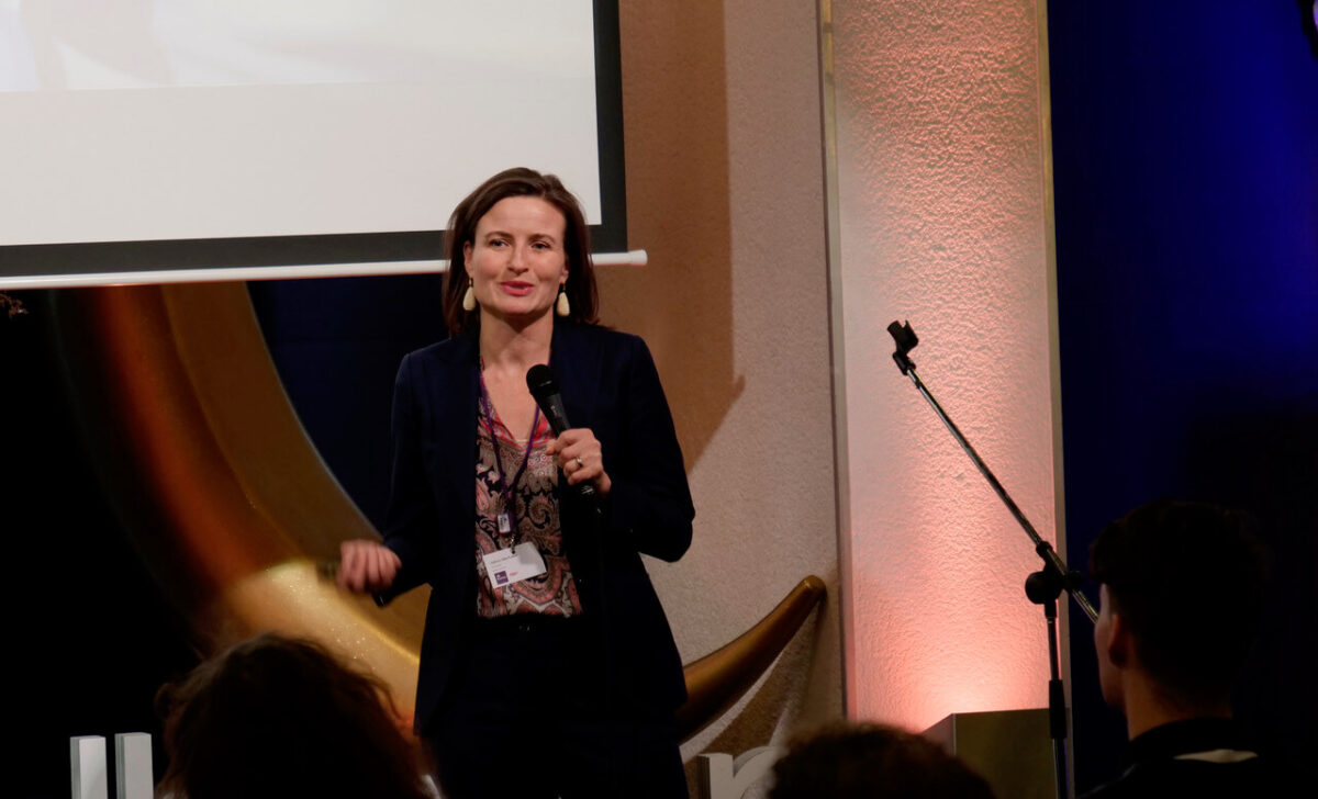 Spreker en econoom Sabine Oberhuber tijdens TedX