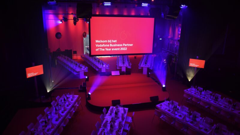 Vodafone bijeenkomst met podium in het midden - Show Rental