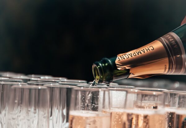 fundraising events gebruiken o.a. grote flessen champagne om mensen te laten doneren
