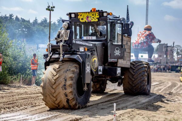 Racen met de tractor en de motor, ook dat is Zwarte Cross