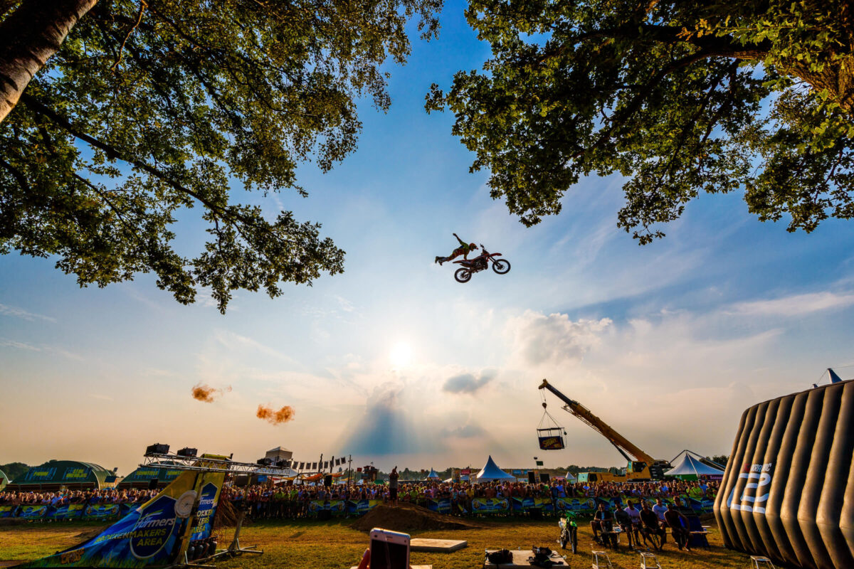 Stunten op de motor tijdens de zwarte cross