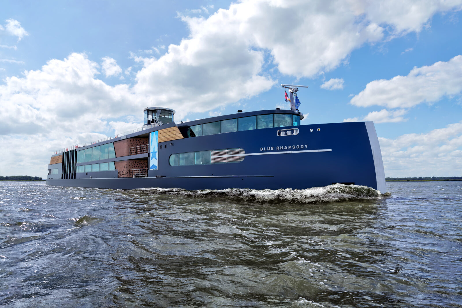 Blue Rhapsody Same Races Gespot: Blue Rhapsody is een schitterend stijlicoon in het water