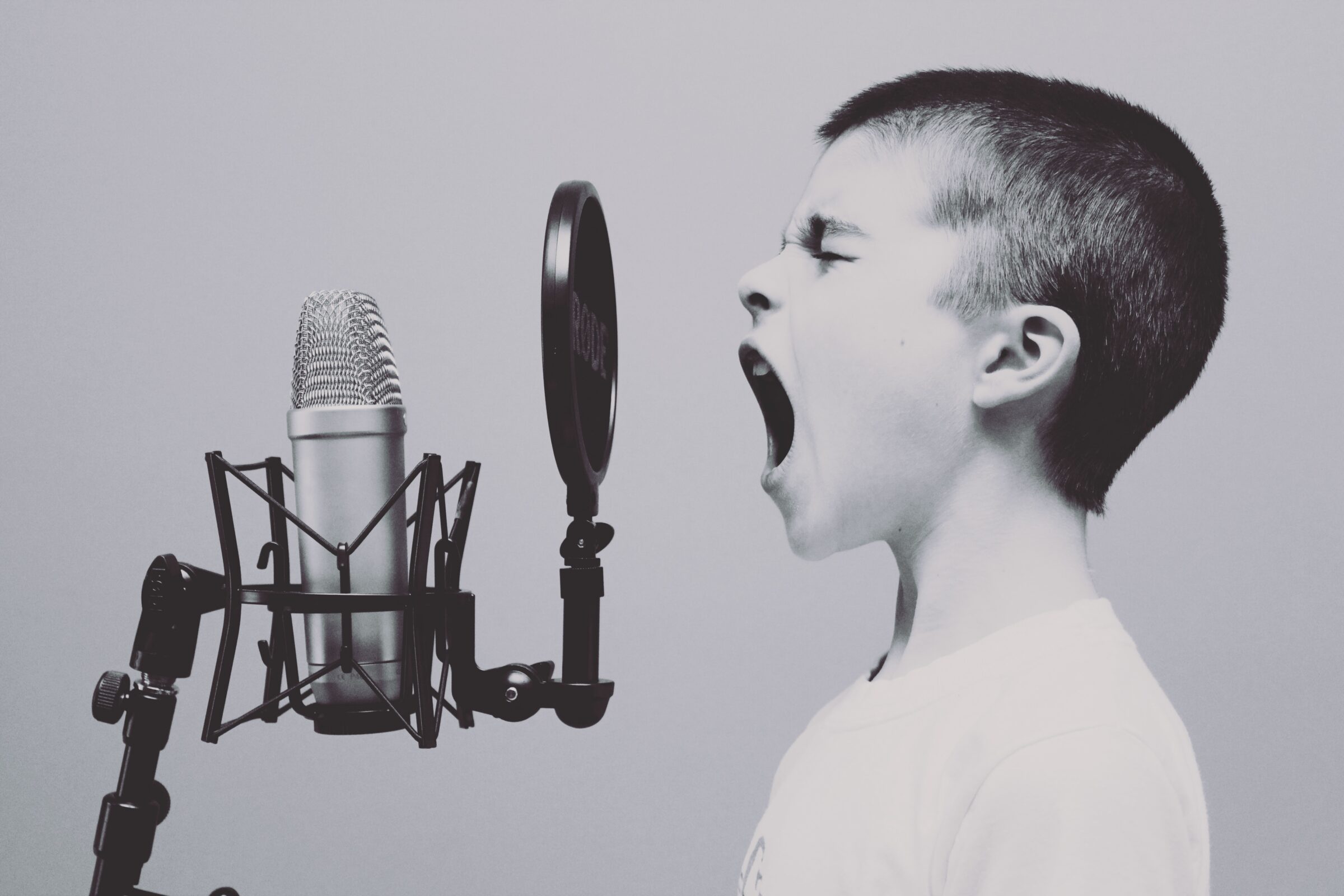 Inspirerende spreker - microfoon - jongen - schreeuwen - events