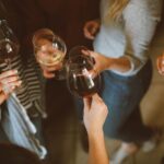 Personeelsfeest ideeën - organiseren - wijn - dames - feestje - proost - vrouwen