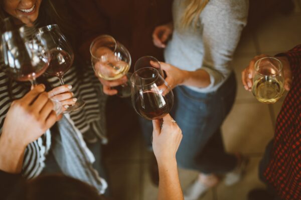 Personeelsfeest ideeën - organiseren - wijn - dames - feestje - proost - vrouwen