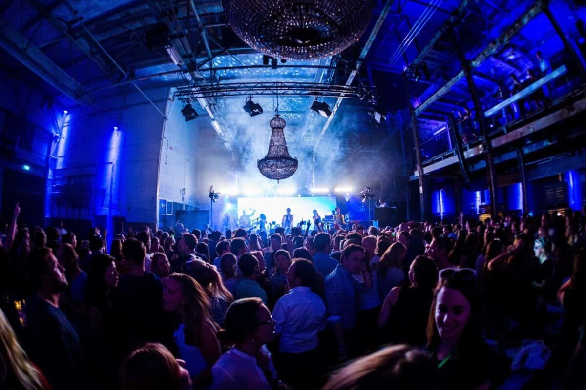 event inspiration - company guide - defabrique Perserij - Feest - Entertainment - Band - Kroonluchter - Sfeer (2)