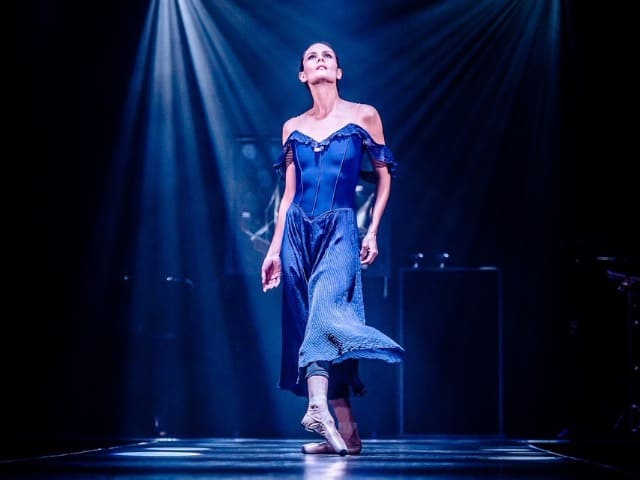 Igone de Jong danseres ballerina met blauwe jurk ( Photo Erik Jansen )