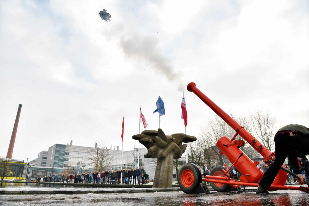 TU/e Christmas Market met Kerstboomkanon