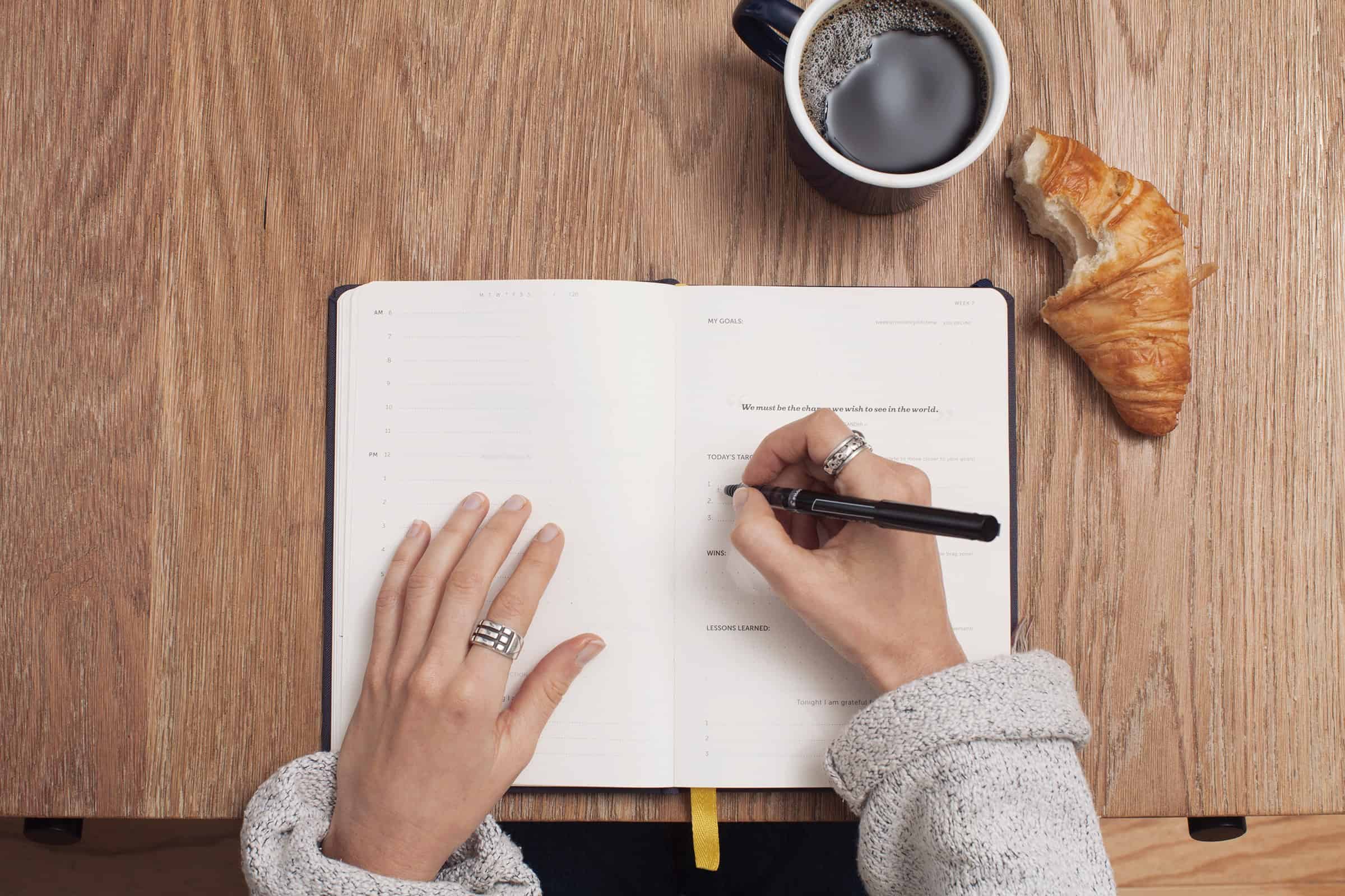 Checklist locatiebezoek evenementenlocatie - schrijven - pen en papier - koffie