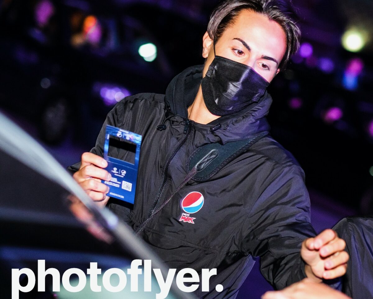 Photoflyer medewerker namens pepsi max met een mondkapje