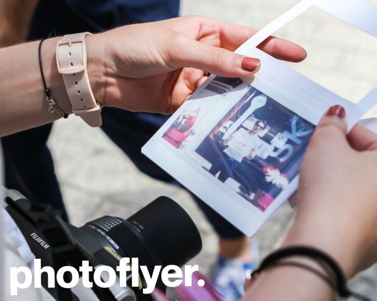 Photoflyer medewerkster die polaroid in een hoesje plakt