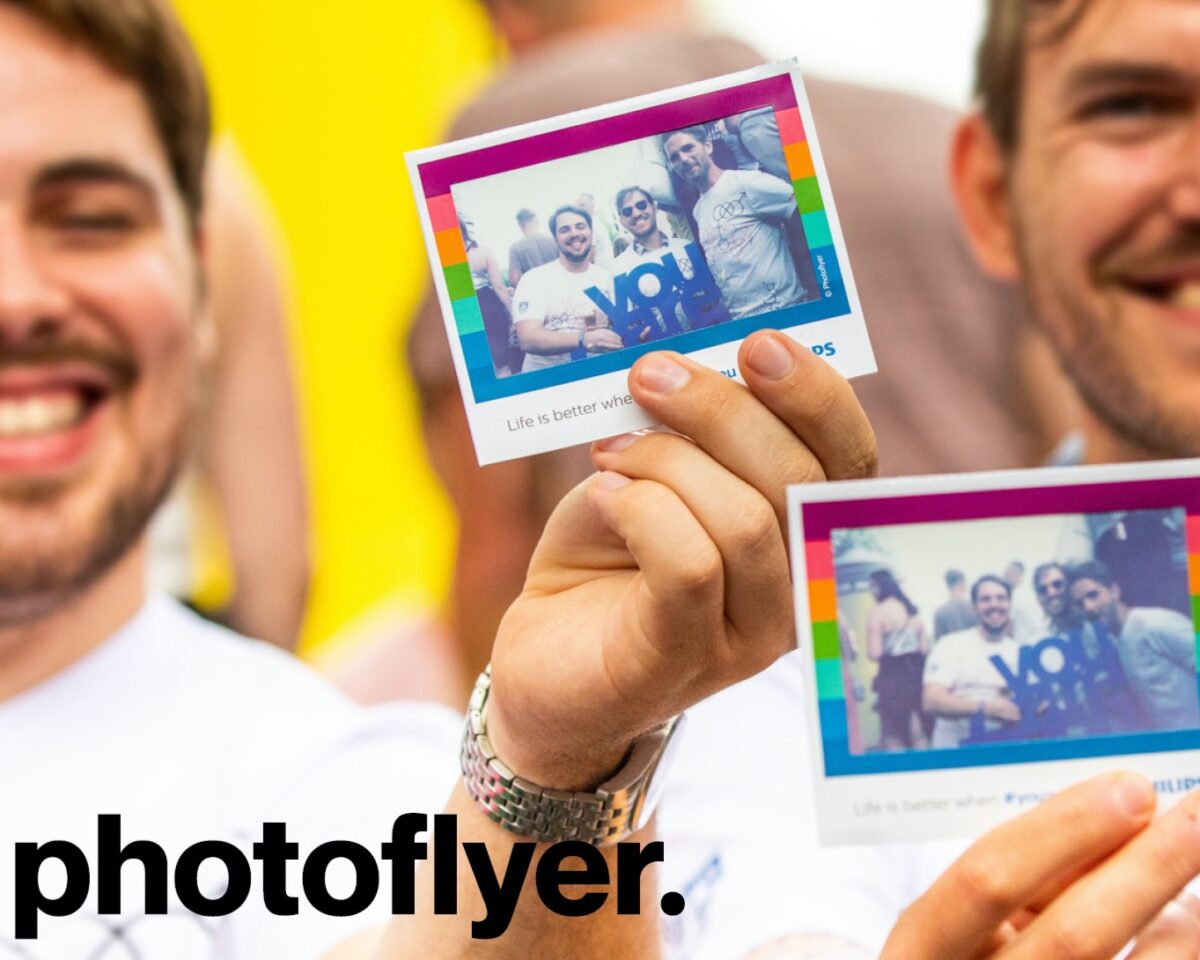 Photoflyer twee jongens die een polaroid vasthouden tijdens een event van Philips