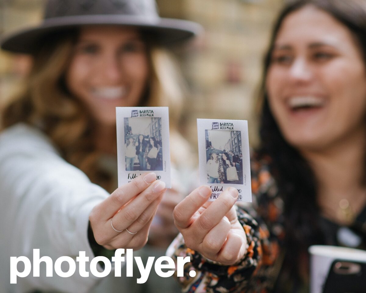 Photoflyer twee vrouwen die een polaroid vasthouden en lachen
