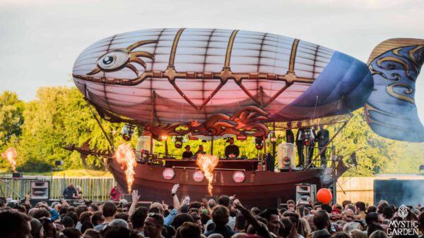 Gespot: Een knap staaltje interactieve festivalkunst als DJ stage