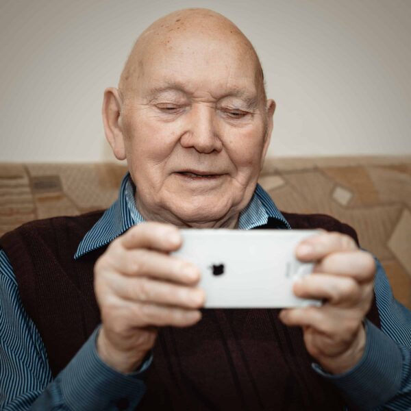 Hallo familie - crowdfunding - tablets - telefoon - ouderen