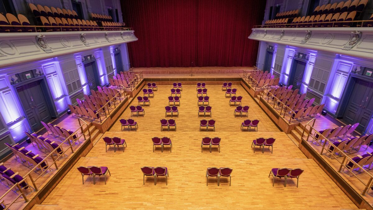 Leidse Schouwburg - Stadsgehoorzaal grote zaal met stoelen op anderhalve meter afstand