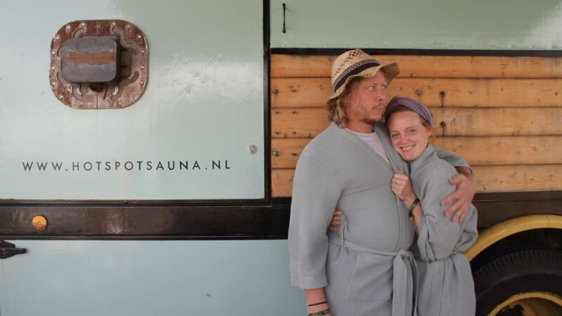 Hotspot - mobiele sauna - truck - mensen in badjas