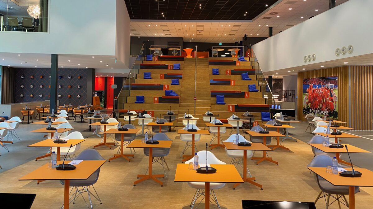 Grote zaal bij KNVB Campus met eenpersoonstafels