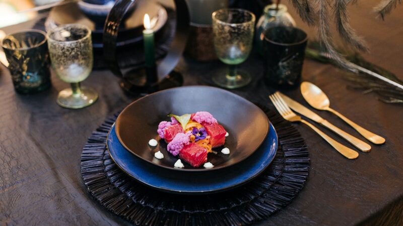 Zwart bord met luxe gerecht tijdens diner van Caterbox (foto-Nienke van Denderen Fotografie)
