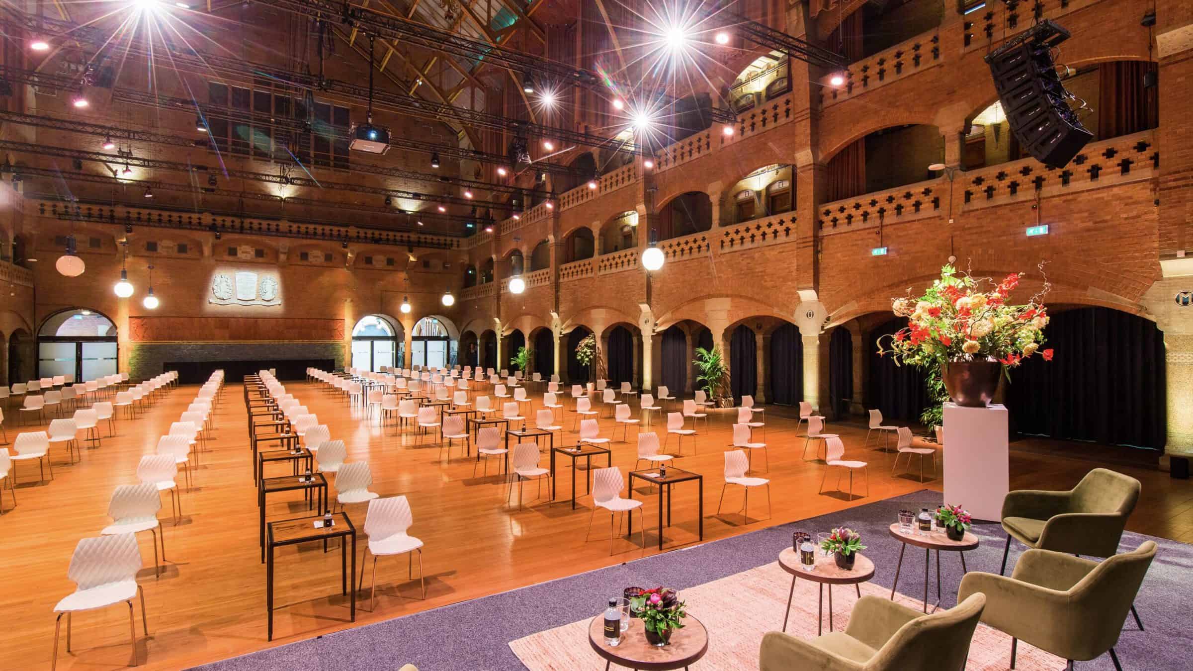 Beurs van Berlage grote zaal die coronaproof is ingericht voor een congres