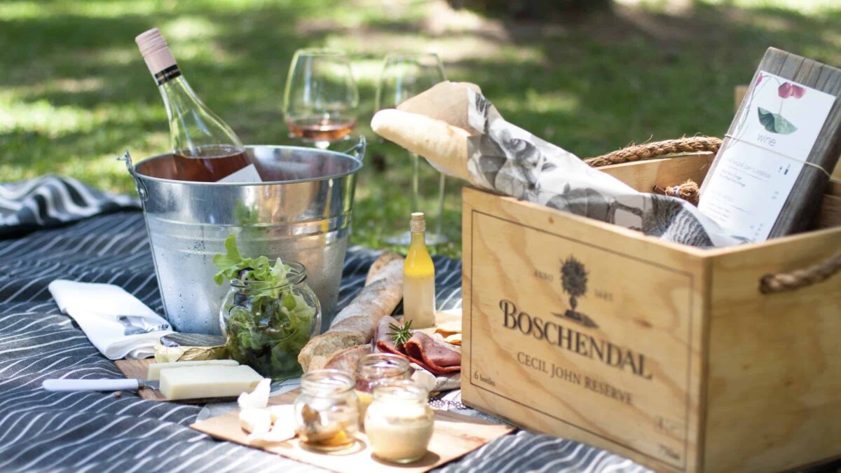 Picknickmand met Boschendal wijn, kaas en brood - Event Inspiration