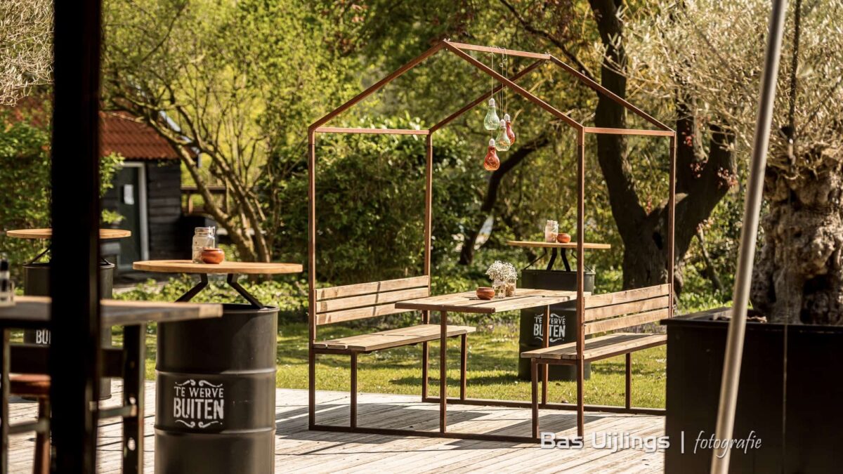 Lunch, diner of event bij Te Werve Buiten in een bosrijke omgeving op een bankje op het terras (foto: Bas Uijlings Fotografie) - Event Inspiration