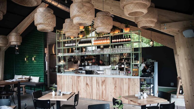 Event Inspiration - Buiten in de kuil houten bar in het restaurant met rotan lampen