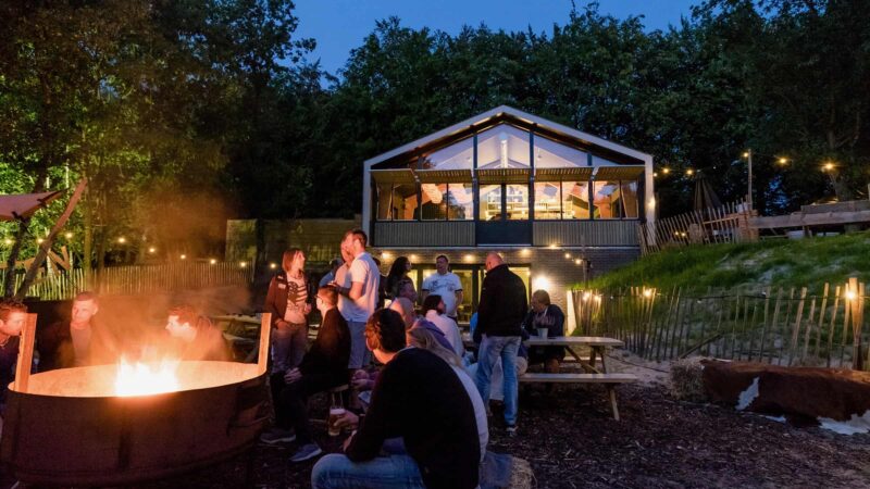 Event Inspiration - Buiten in de kuil tijdens een borrel met diverse mensen bij een kampvuur