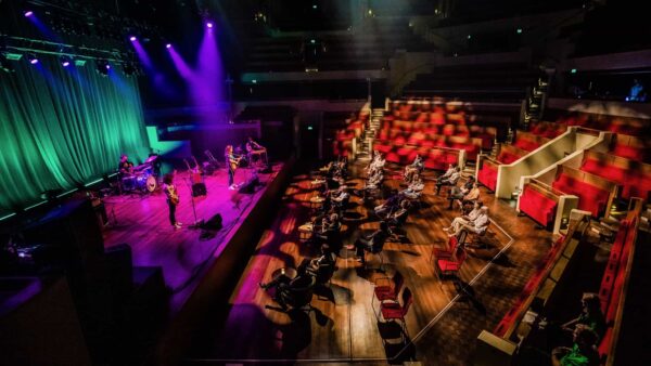 Event Inspiration - Concert tijdens Walk the Line event bij TivoliVredenburg met podium en mensen in de zaal (Foto-Ben Houdijk)
