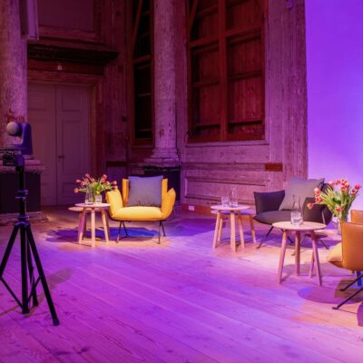 Event Inspiration - Opstelling met drie stoelen op coronaproof afstand voor een congres of online event met roze uitlichting(Foto-LJM_LennertAntonissen)