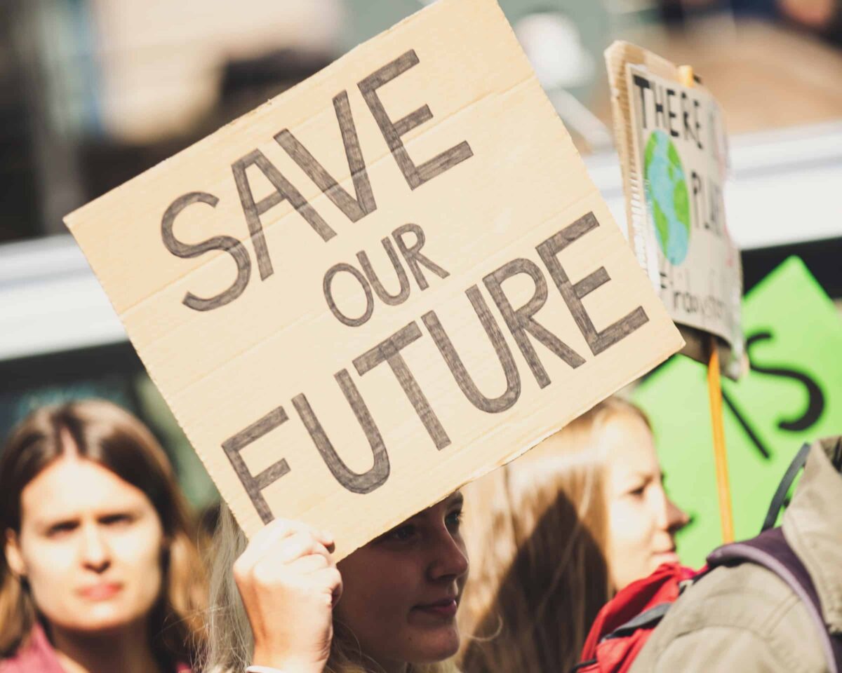 Kartonnen bord met save our future tijdens een demonstratie over klimaat