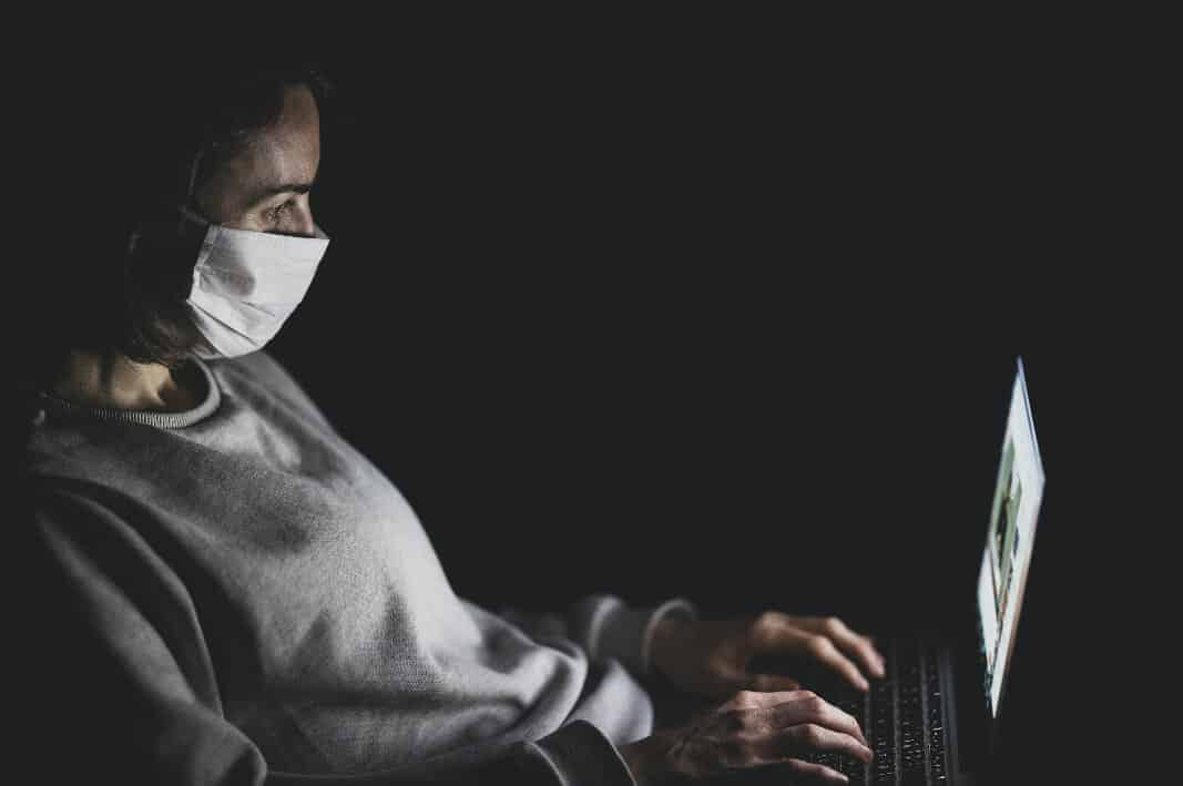 Canva - Woman Wearing Face Mask Using Black Laptop Computer kopie