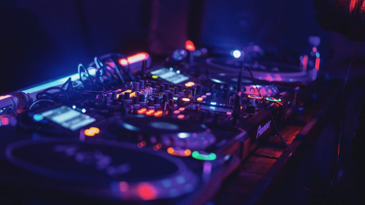 DJ set mengpaneel (photo-alexander-popov)