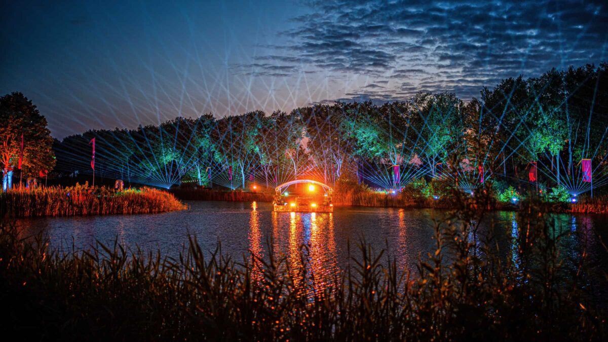 Defqon DJ booth op het water met lasershow vanaf de kade