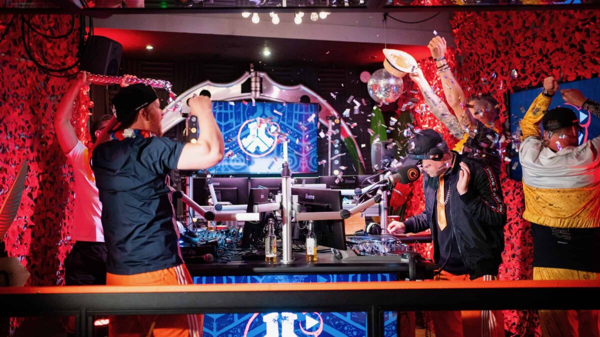 Defqon Wasted Lands studio met dj en dansende mensen