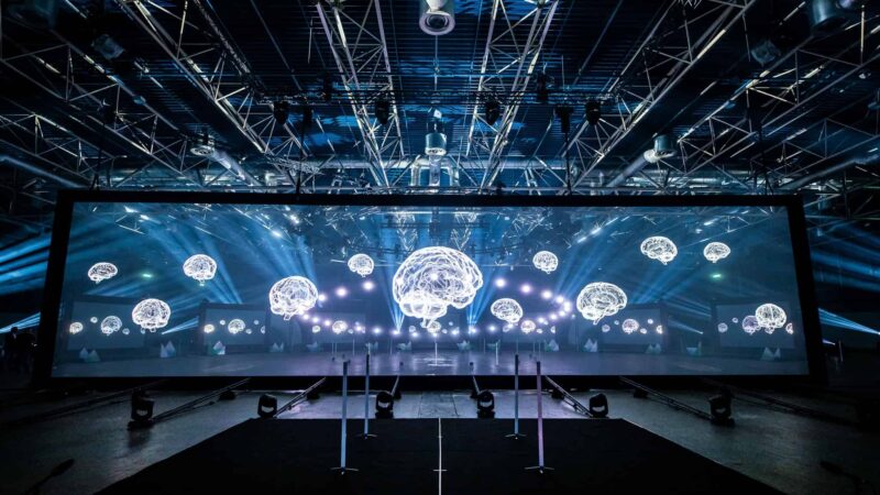 Event Inspiration - The Digital Dutch event in Jaarbeurs online event met groot scherm met projectie van hersenen (Photo @ Floris Heuer)