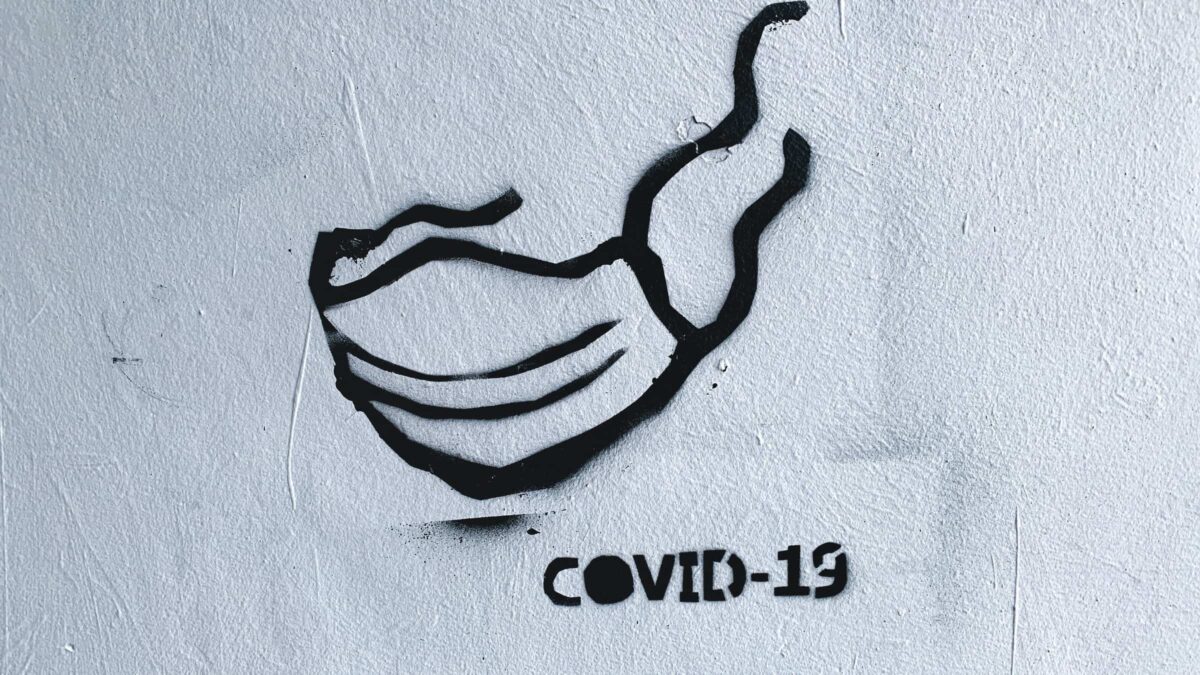 Graffiti van mondkapje en covid-19 inzake artikel aansprakelijkheid bij corona