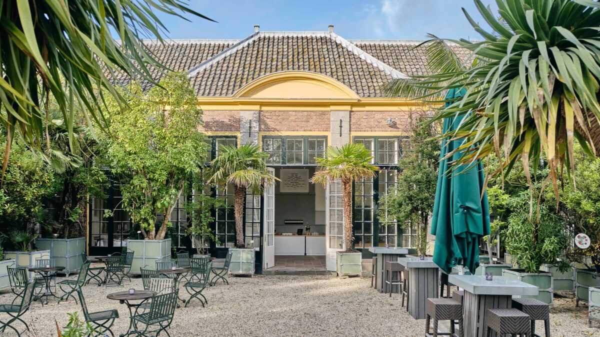 Hortus Botanicus Leiden - Oranjerie entree tuin met palmbomen