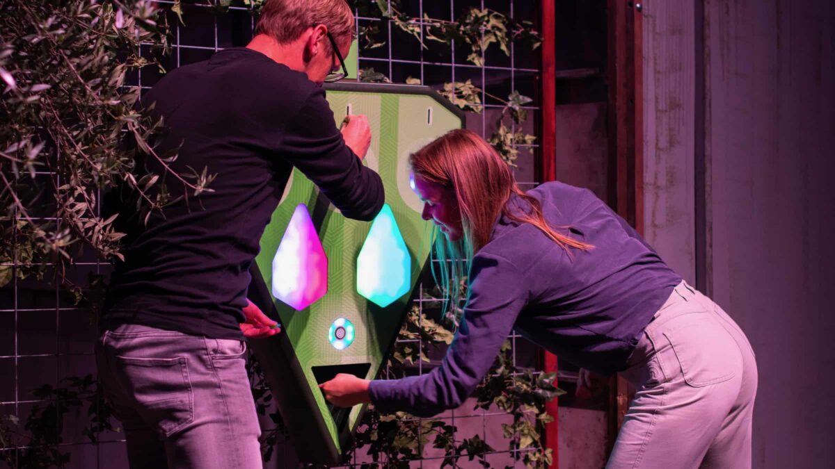 Moon Trees spel bij de Kartfabrique met twee mensen bij een zuil met lichtgevende panelen