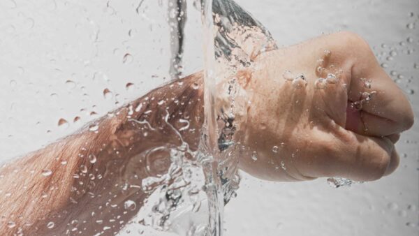 Vuist die in een straal water slaat - corona aansprakelijk