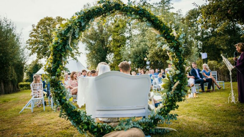 Britt als Weddingplanner - Huwelijk met een ronde boog en het bruidspaar - B.YE