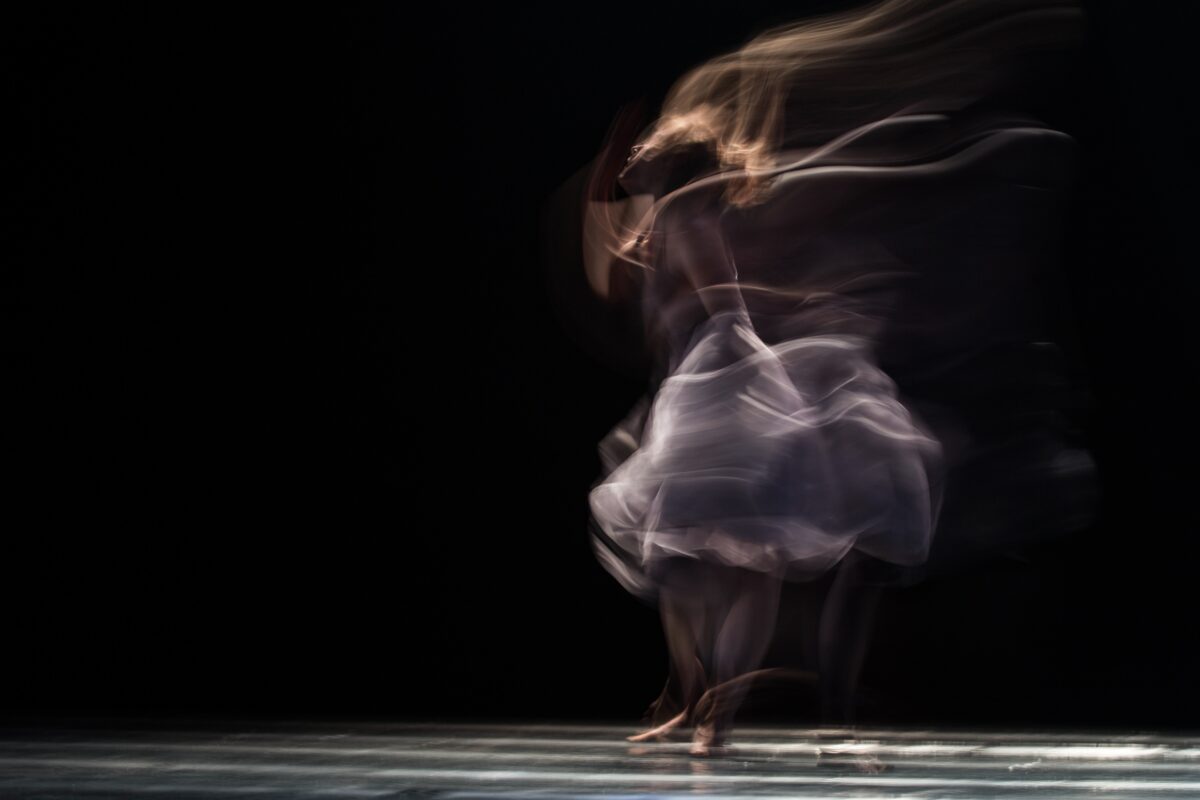 Danseres ballerina met zwarte achtergrond (Photo -ahmad-odeh)