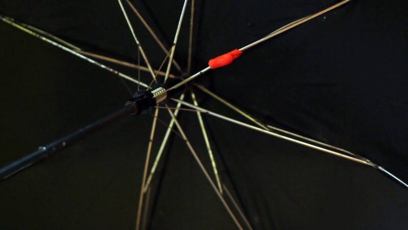 Een kapotte paraplu die is gemaakt met vloeibaar plastic van FOAMcard