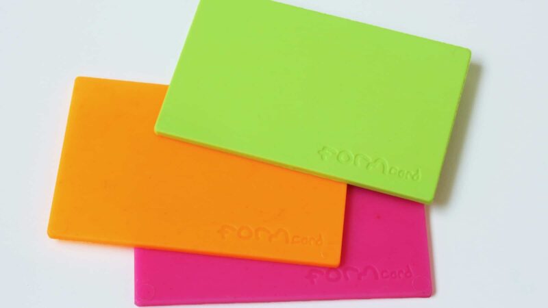FORMcard kaarten die vloeibaar plastic kunnen worden in groen, oranje en roze