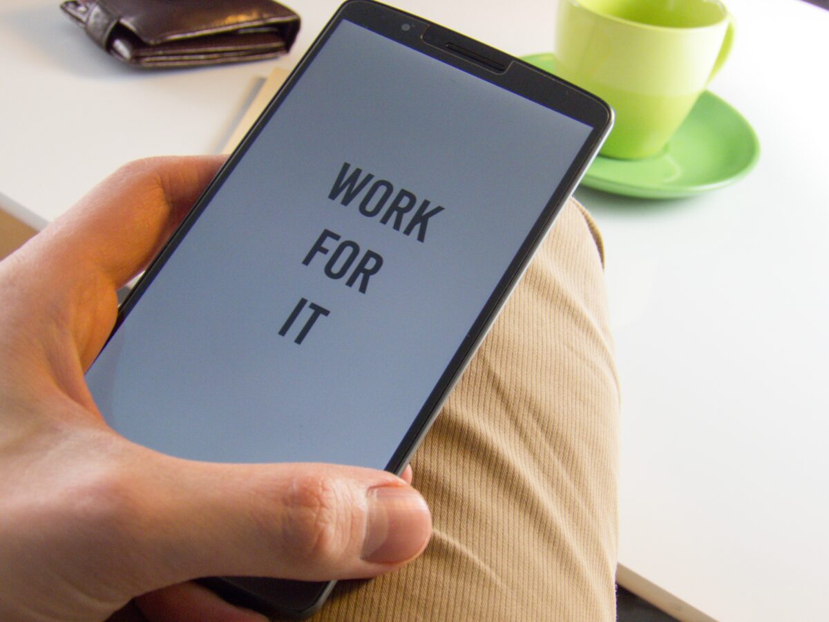 Telefoon met de tekst work for it