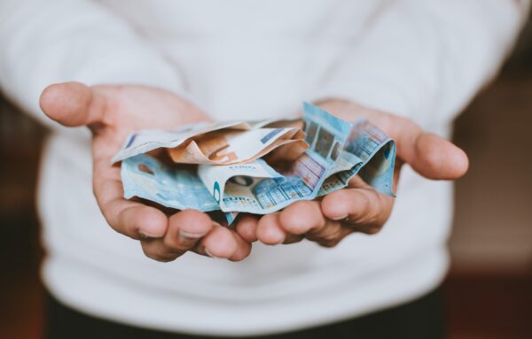Twee handen met briefjes geld