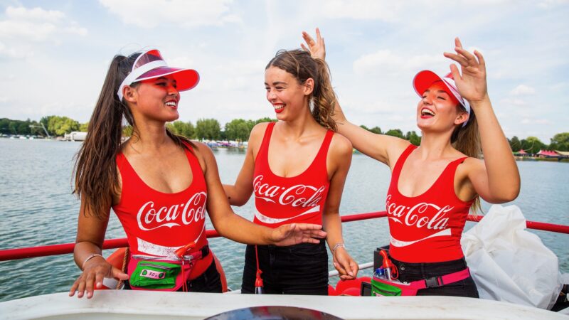 3 vrouwen in Coca Cola badpak op een boot - Chase