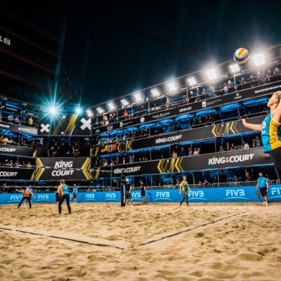 Beachvolleybalveld met spelers in actie bij King of the Court (foto-SetVexy)